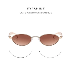 Detailaufnahme der ovalen Sonnenbrille mit Strasssteinen und wellenförmigem Bügel