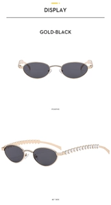 Detail von goldener Retro-Ovalsonnenbrille mit Herz-Ausschnitt und Kristall-Verzierung