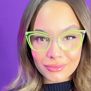 Modische Cat-Eye Blaulichtfilter Brille mit neongelbem Rahmen für Damen am Modell