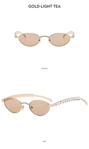 Details einer Vintage-Oval-Gold-Sonnenbrille mit hohlen Bügeln in Herzform und Strass