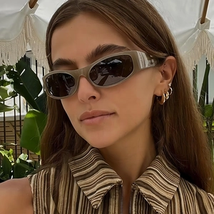 Moderne Retro-Cat-Eye-Sonnenbrille für Damen mit grauem Gestell und schwarzen Gläsern