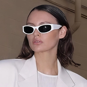 Detailansicht der stylischen weißen rechteckigen Sonnenbrille mit dickem Rahmen