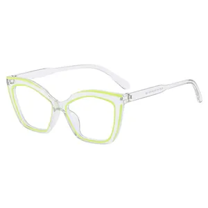 Schicke Katzenaugen Brille mit Blaulichtfilter und transparentem Rahmen in Neongrün