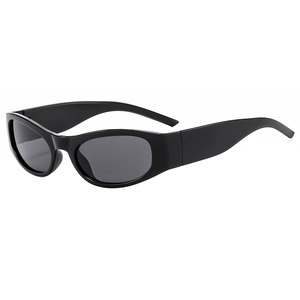 Vintage Sport Sonnenbrille in Schwarz mit ovalem Rahmen und breiten Bügeln in 45 Grad Ansicht