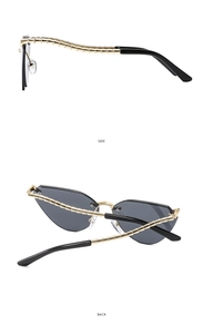 Detailansicht der randlosen Dreiecks-Sonnenbrille mit goldfarbenen Bügeln im Bambus-Stil