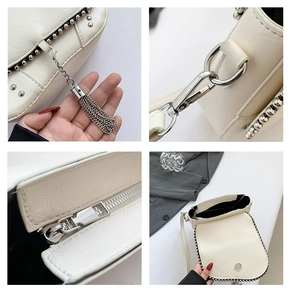 Détails du sac bandoulière crème en similicuir avec rivets argentés et pampille amovible