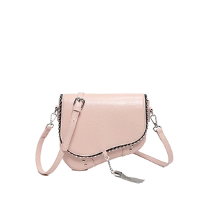 Détail du sac selle rose avec rivets argentés et pampilles en chaînes métalliques