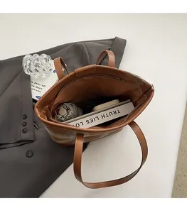 Vue détaillée de l'intérieur spacieux du sac cabas marron avec poche zippée pratique