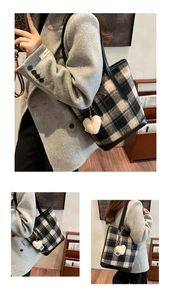 Détails du sac cabas à carreaux avec poignées en cuir noir et breloque coeur en peluche