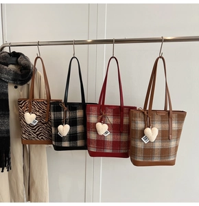 Détail de cabas d'automne à motifs zèbre et carreaux avec breloques en forme de cœur