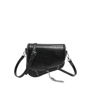 Détail du sac besace noir avec rivets argentés et franges en chaîne sur cuir lisse