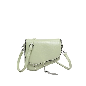 Détail d'un sac besace vert clair en similicuir avec rivets argentés et pompon chaînette