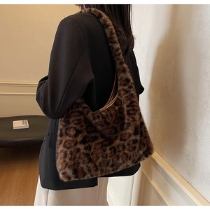 Borsa tote in ecopelliccia leopardata portata a spalla per un look autunnale chic