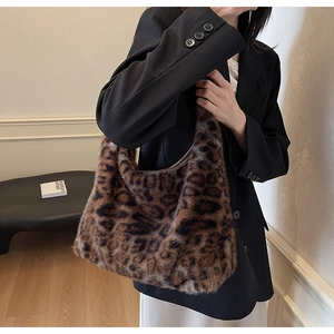 Dettaglio borsa hobo leopardata in peluche con texture in ecopelliccia e forma a mezzaluna