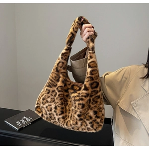 Vue détaillée d'un sac cabas en peluche léopard tenu par un mannequin en trench-coat