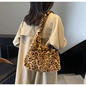 Gros plan du sac cabas en fausse fourrure léopard montrant la texture et le style hiver