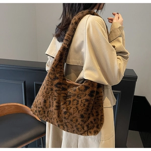 Dettaglio della borsa tote in pelliccia sintetica leopardata capiente per la moda invernale