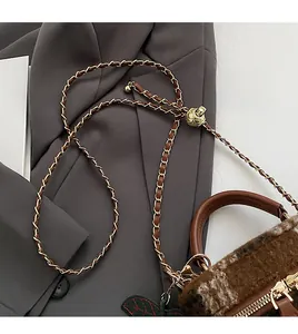 Détail de mini sac box en laine avec bandoulière chaîne dorée et boule de réglage chic