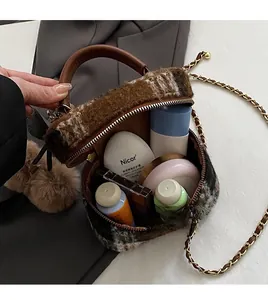 Vue intérieure du mini sac seau en peluche montrant la capacité pour les cosmétiques