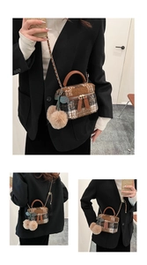 Vue détaillée d'un mini sac à carreaux vintage avec poignée en cuir brun et chaîne dorée