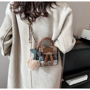 Détail du mini sac à bandoulière en tweed avec pendentif cerise et poignée en cuir style automne