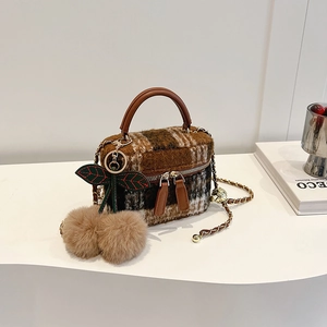 Vintage Dames Plaid Wollen Mini Handtas Met Kers Pompon Bedeltje Metalen Ketting Crossbody Tas Bruin Tweed Kleine Box Tas