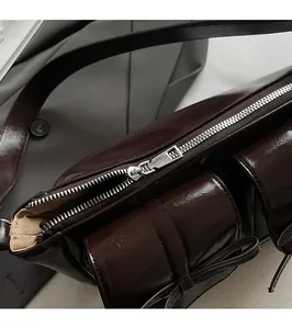 Detail des glatten Metallreißverschlusses und der glänzenden PU-Leder-Schleifentasche