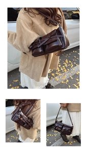 Detailansicht der glänzenden dunkelbraunen Schultertasche mit Schleifentaschen