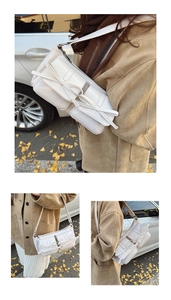 Details der weißen PU-Schultertasche mit mehreren Taschen und dekorativen Lederschleifen