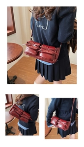 Detail der weinroten Vintage-Umhängetasche mit zwei Taschen und eleganten Schleifen