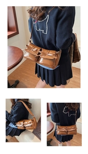 Details der braunen Umhängetasche im Vintage-Stil mit Schleifen und Vordertaschen