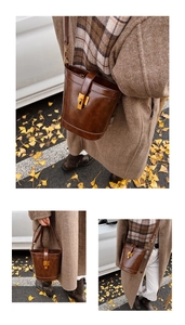 Sac seau vintage marron en similicuir avec fermoir doré dans un décor d'automne