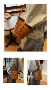 Gros plan du sac seau en cuir marron vintage avec détail de fermoir doré