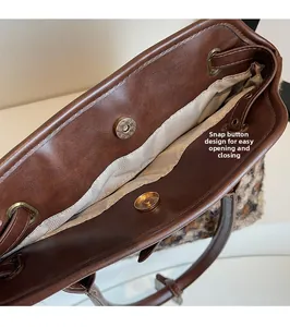 Détail du sac en cuir marron avec boucles magnétiques et doublure intérieure en chevron