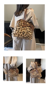 Détail d'un sac cabas en peluche léopard avec bandoulière en cuir marron et boucle métal