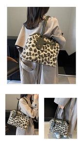 Détails du sac cabas en fausse fourrure léopard avec bandoulière cuir vert et doré