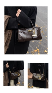 Detailansicht einer dunkelbraunen Lackleder-Einkaufstasche mit Goldteilen im Herbst-Stil