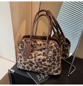 Détail du cabas en peluche léopard avec poignées en cuir marron et boucle dorée