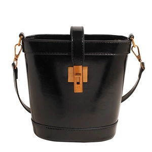 Sac seau moderne en cuir ciré noir avec fermoir rotatif carré en métal doré