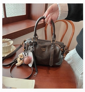 Nahaufnahme braune Vintage-Boston-Tasche mit PAN TOR Logo und Anhängern