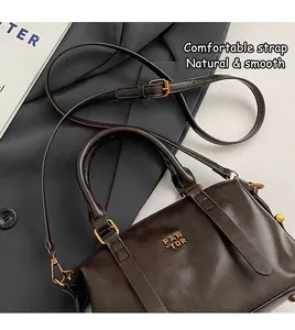 Details der verstellbaren Riemen und PAN TOR Branding am braunen Vintage-Tasche