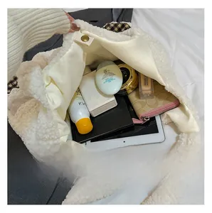 Vue intérieure du sac en peluche montrant la grande capacité pour tablette et maquillage