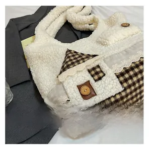 Détail du sac cabas en peluche avec motif à carreaux et petite poche en forme de maison