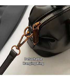 Details des abnehmbaren Goldhakens und des strukturierten Leders einer Vintage-Handtasche
