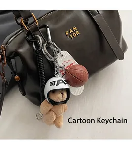 Detailansicht eines Biker-Bär Plüsch-Anhängers mit Mini-Basketball an Lederhandtasche