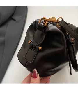 Nahaufnahme der schwarzen Ledertasche mit goldener Hardware und feiner Verarbeitung