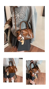 Retro braune Leder-Bowlingtasche mit PAN TOR Logo und Bären-Anhänger in der Anwendung