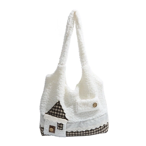 Sac à bandoulière d'hiver en laine blanche moelleuse avec patchwork maison et dentelle