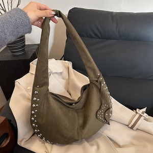 Sac hobo en daim vert olive avec rivets métalliques et charm en forme de cœur