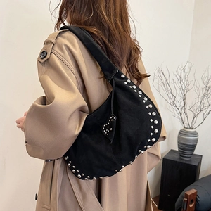 Sac sous le bras noir mat rétro avec rivets argentés et large bandoulière